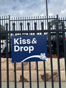 Kiss and go signage