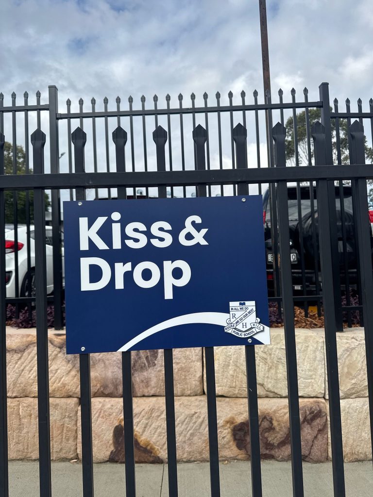 Kiss and go signage
